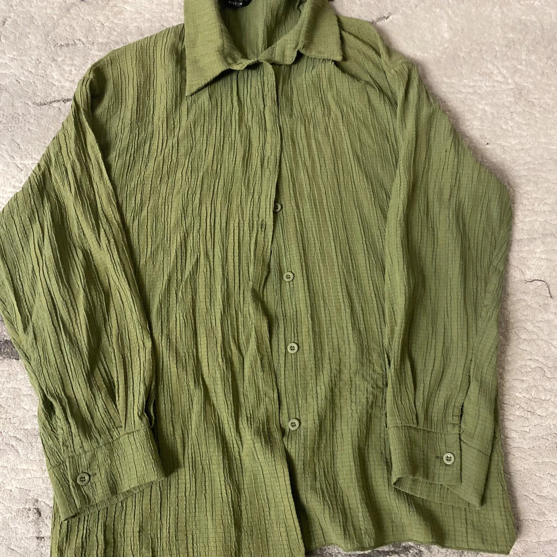 Olivgrön skjorta i krinklad bomull - 1