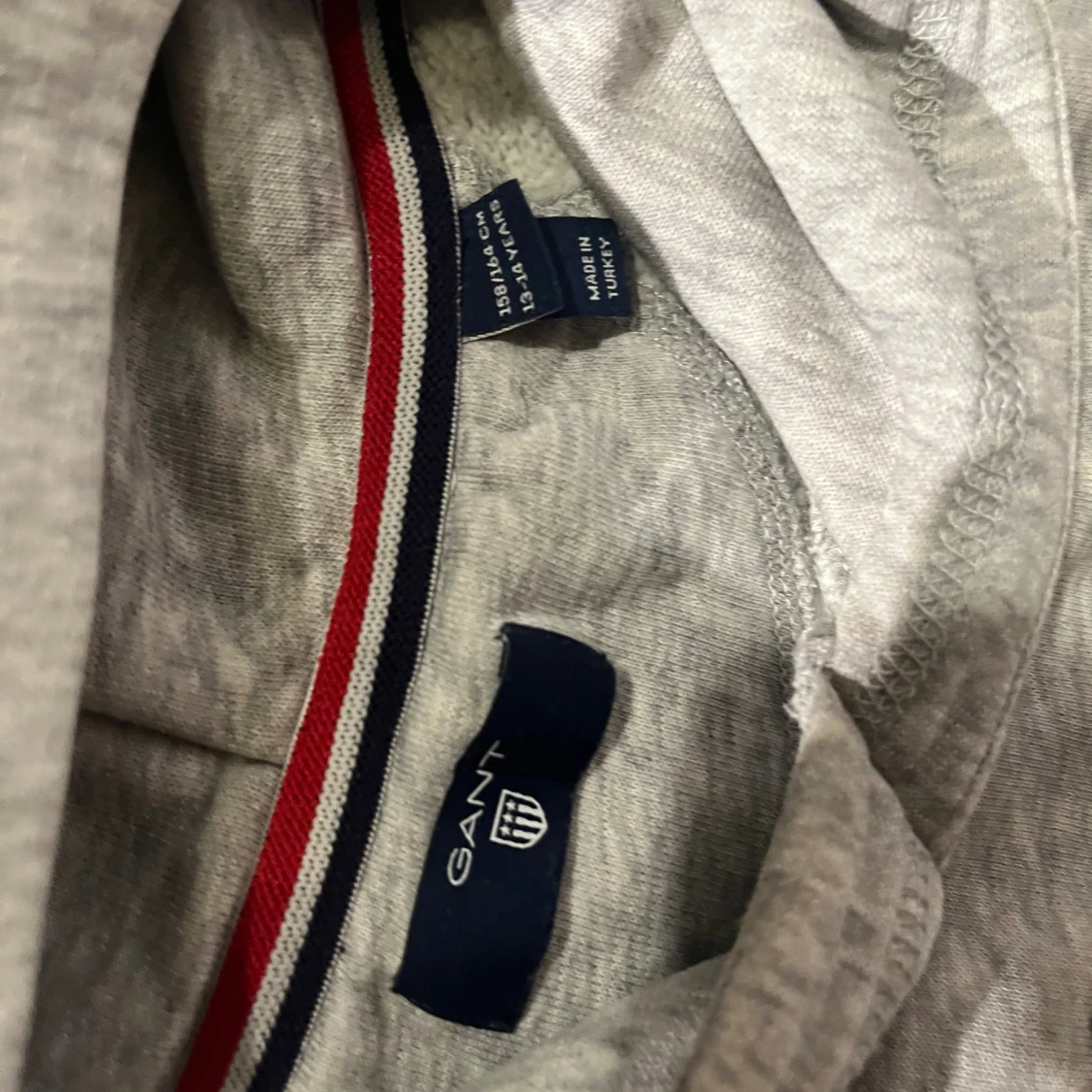 Grå hoodie från GANT med emblem - 1