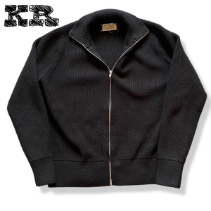 Margiela Knitted Cardigan  - Tja säljer min Margiela Knit i strlk M, köpte på vinted för nåt år sen och har kommit till användning! Skriv om ni har frågor