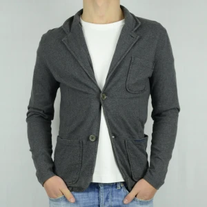 Woolrich stickad blazer  - WOOLRICH STICKAD BLAZER  Storlek : S  Passform : Normal  Användning : Tröjan är i ett väldigt fint skick utan defekter  Nypris : Cirka 2500SEK  Modellen på bilen är 182CM och väger 76KG