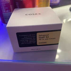 COSRX Advanced Snail 92 All in one Cream -  Pris kan diskuteras. COSRX Advanced Snail 92 All in one Cream är en ansiktskräm med 92% snigelsekretfiltrat. Kommer i en vit burk med svart och gul etikett, 100 g. Perfekt för dig som vill ha återfuktad och glowig hud med koreansk hudvård.