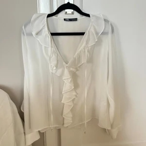 Zara blus - Jättefin vit blus från Zara, endast använd en gång!