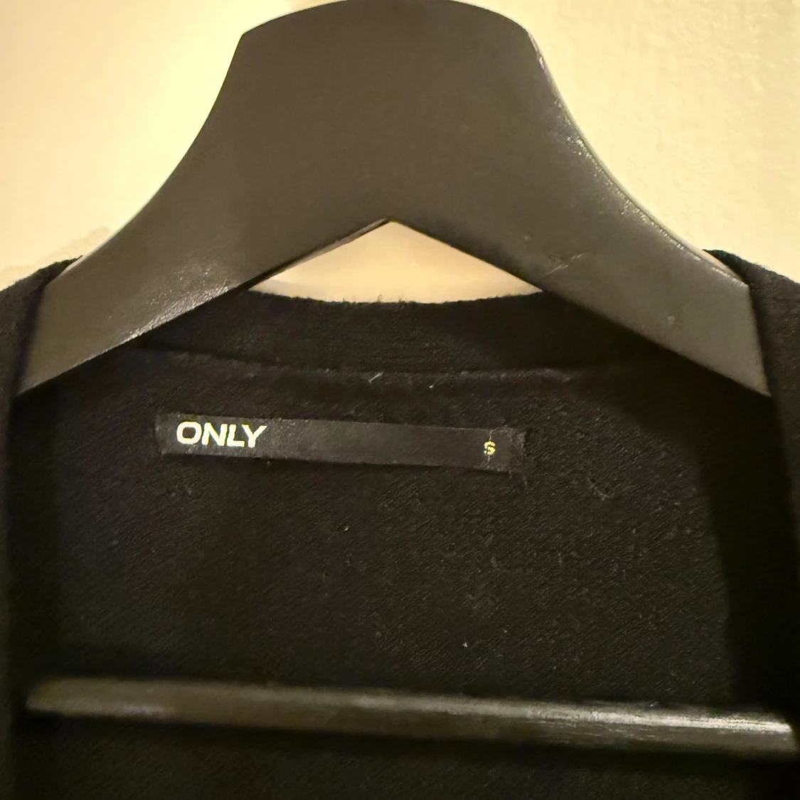 Svart kofta från ONLY med fickor - 1