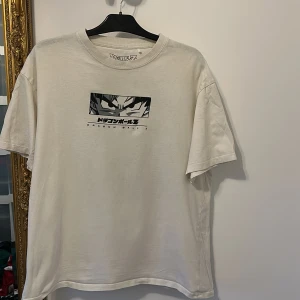 Dragonball Z T-shirt  - Dragonball Z T-shirt använd men med omsorg och tagits hand om väll. Va först till kvarn för denna T-shirt som kan användas till alla syften. 