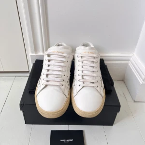 Saint Laurent skor - ÄKTA! box och Dustbag ingår! Riktigt snygga Saint Laurent skor med vita stjärnor. Enda defekten är att snörena är lite smutsiga. Nästan oanvända. Storlek 40 och rekommenderar för 40. Kom med frågor! Unisex, vet ej om det är orginal boxen… 