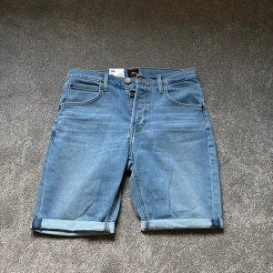 Blå jeansshorts från Lee - HELT NYA! Snygga och stilrena blå jeansshorts från Lee. Storlek:W31| Nypris:549| Mitt pris:499kr