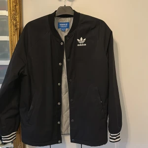 Adidas jacka - Vintage och en jacka som tog slut väldigt fort i butikerna. Adidas jacka som passar alla årstider för stil 