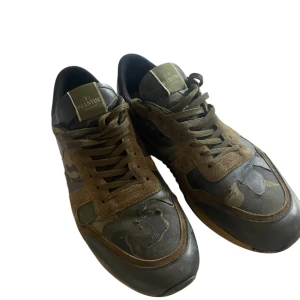 Valentino rockrunners - Använda några gånger har lite slitage här och där men inget märkvärdigt. Storlek 46. Äkta ✅ perfekta inför vintern/hösten  Kom dm om du har nån fråga! 