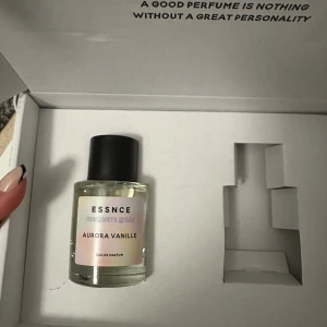 Aurora Vanille Eau de Parfum - Trendig parfym från Essnce med namnet Aurora Vanille. Snygg och stilren flaska, perfekt för dig som vill sticka ut. Eau de Parfum för dig som gillar unika dofter.