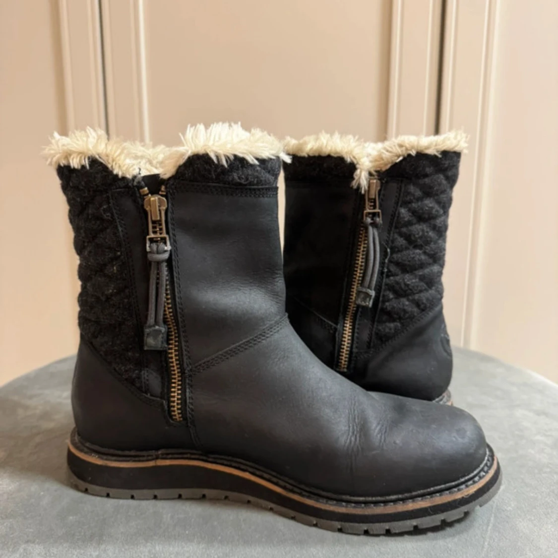 Svarta Helly Hansen boots med fuskpäls stl 37,5 (nyskick) - 2