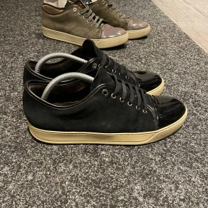 Lanvin Captoe  - Säljer dessa feta Lanvin skorna med lackad toe! Storlek 43/9 | Skick 9/10 | se sista bilden för enda defekten på skon! Made in Portugal 🇵🇹