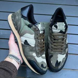 Valentino rockrunner oliv 44 - Säljer nu ett par stört snygga rockrunners! Väldigt varma, snygga och hållbara så håller perfekt i vintern!  Perfekta vinterskor! Skick 9,5/10 inga defekter! Size 44! Självklart äkta! Nypris ca 7200kr!  Vad ingår? Valentino dustbag! Hör av dig vid frågor 🤩