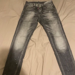 Grå Dsquared2 jeans med färgstänk - Gråa dsq2 jeans e riktigt sköna o skönt material