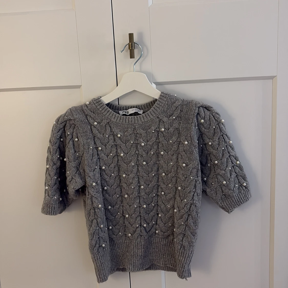 Grå stickad tröja med pärlor från Zara