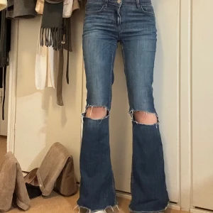 Blå bootcut jeans från ONLY med hål - Säljer ett par blå bootcut jeans från ONLY i storlek 27. 💓sitter som S
