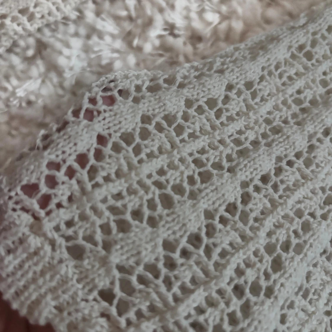 Beige spetsblus med volang - 1