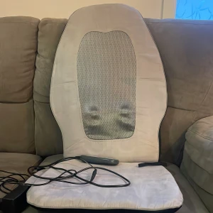 Elektrisk massagekudde med fjärrkontroll - Elektrisk massagekudde för rygg och säte, utrustad med fjärrkontroll och flera massageinställningar. Passar perfekt på soffan eller kontorsstolen.. Perfekt för avslappning och muskelavlastning hemma. Använts endast en gång.