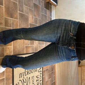 Lindex Jeans - Mörkblåa bootcut jeans från Lindex med normal midjehöjd. De är ganska slitna vid bensluten, annars i gott skick! 😋💓Passar även strl 36.