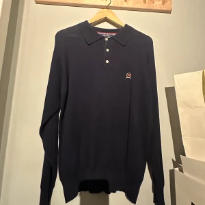 Stickad långärmad piké - Långärmad stickad piké från Tommy Hilfiger 