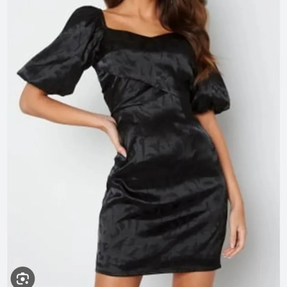 Svart kort klänning med puffärm