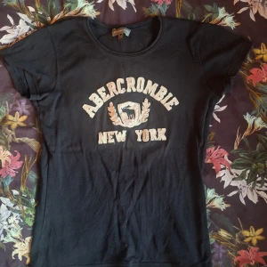 Svart Abercrombie t-shirt New York - Svart t-shirt från Abercrombie & Fitch med broderad text 'Abercrombie New York'