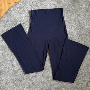 Mörkblå yoga pants från Gina Tricot - Snygga mörkblå yoga pants från Gina Tricot med hög midja och bred linning. Tillverkade i mjukt och stretchigt bomullsmaterial som sitter skönt mot kroppen. Perfekta för chill eller träning, med enkel och stilren design. Helt nya, ändast känt mig obekväm i dom därför säljer jag dessa. 