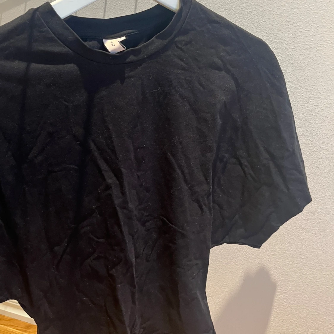 Svart topp med breda ärmar - 2