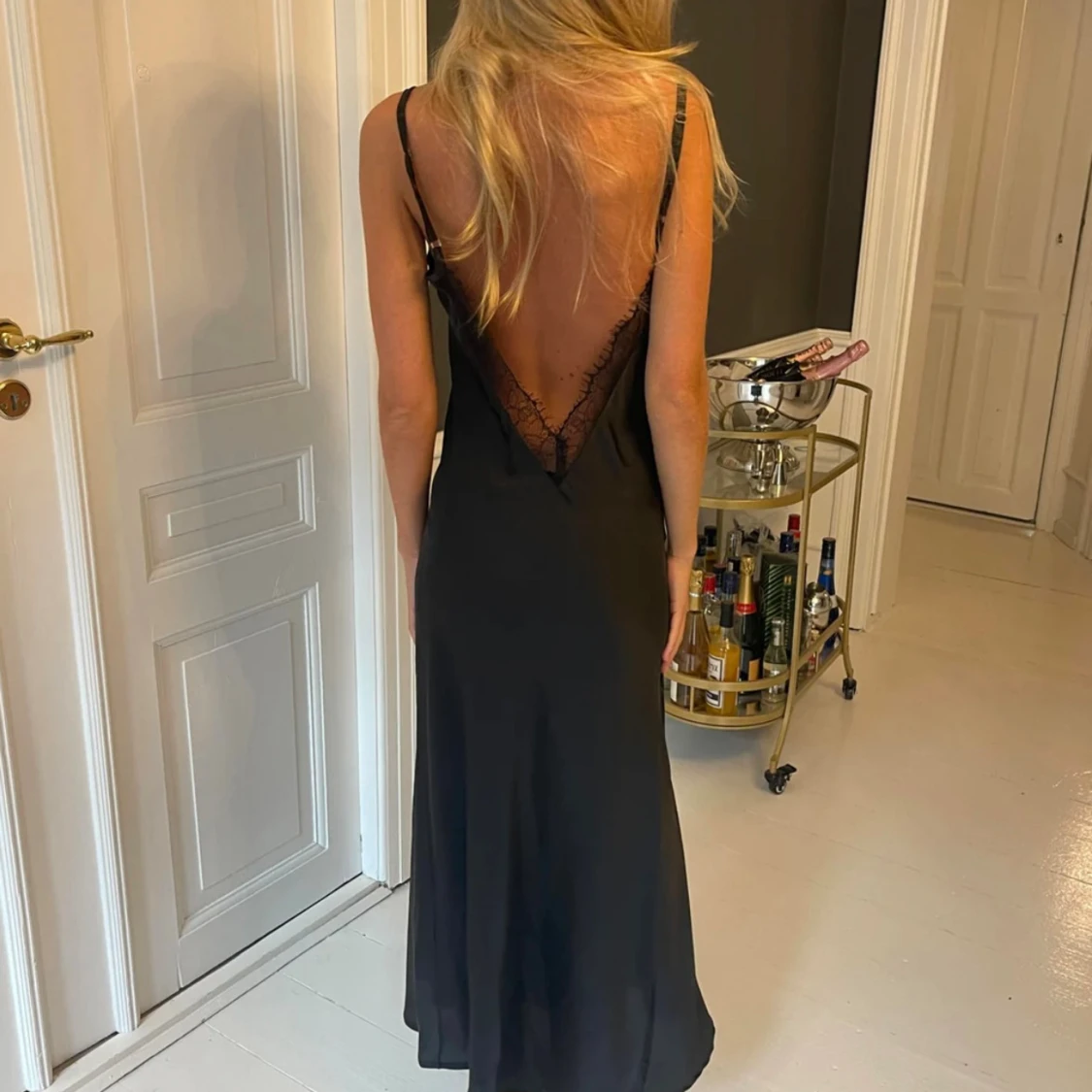 Svart långklänning med spetsdetalj - 1