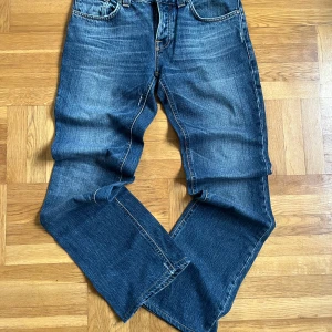 Nudie Jeans Bootcut Ola 2007 - Riktigt coola Nudie jeans i modellen ”Bootcut Ola”. Riktigt svåra att få tag på och dessa är även i utmärkt skick! Snygga lagningar på bakfickan och på lite andra stället, skriv dm om du vill ha mer information som mått etc. Strl 32/34! 
