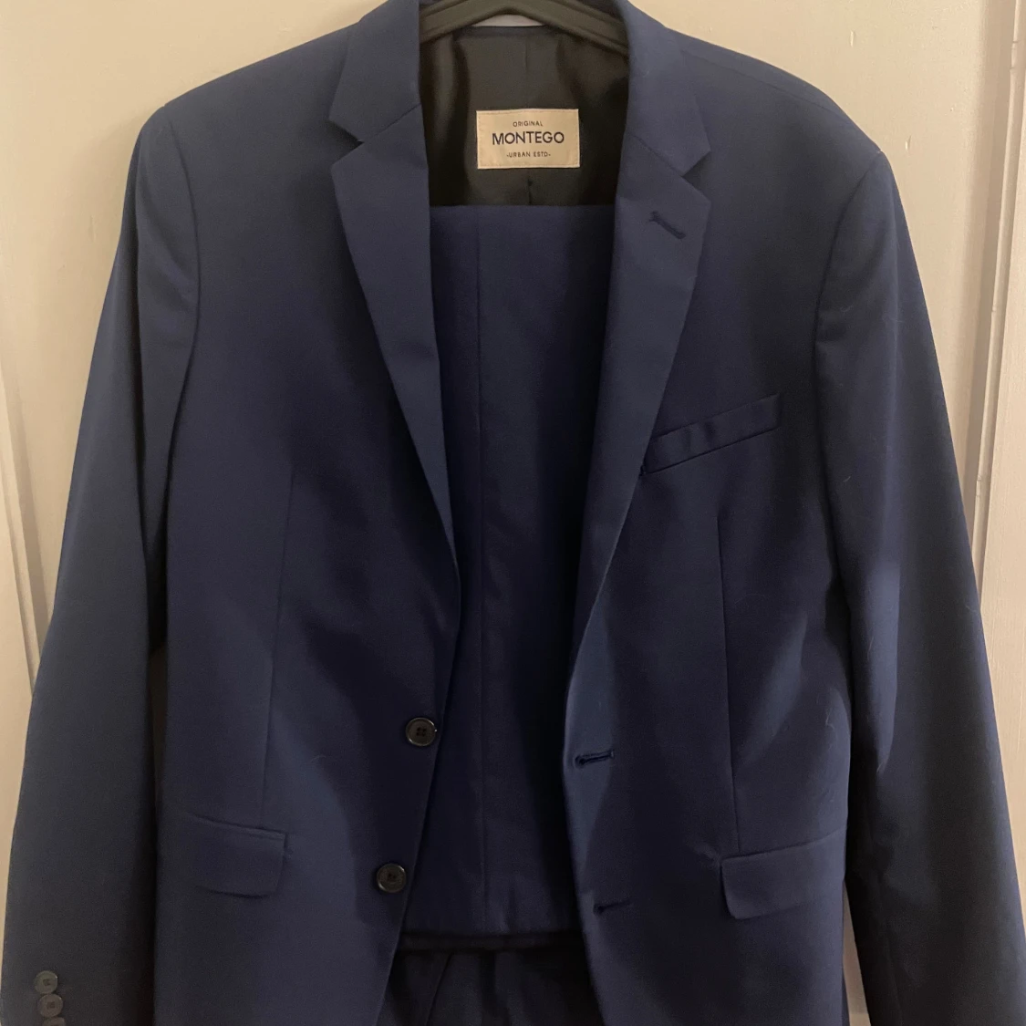 Marinblå kostym från Montego