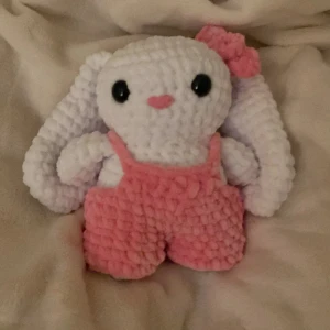 Supersöt handvirkad kanin (49kr av denna kaninen går till Cancerfonden samma med mina andra gosedjur) - Supersöt handvirkad kanin