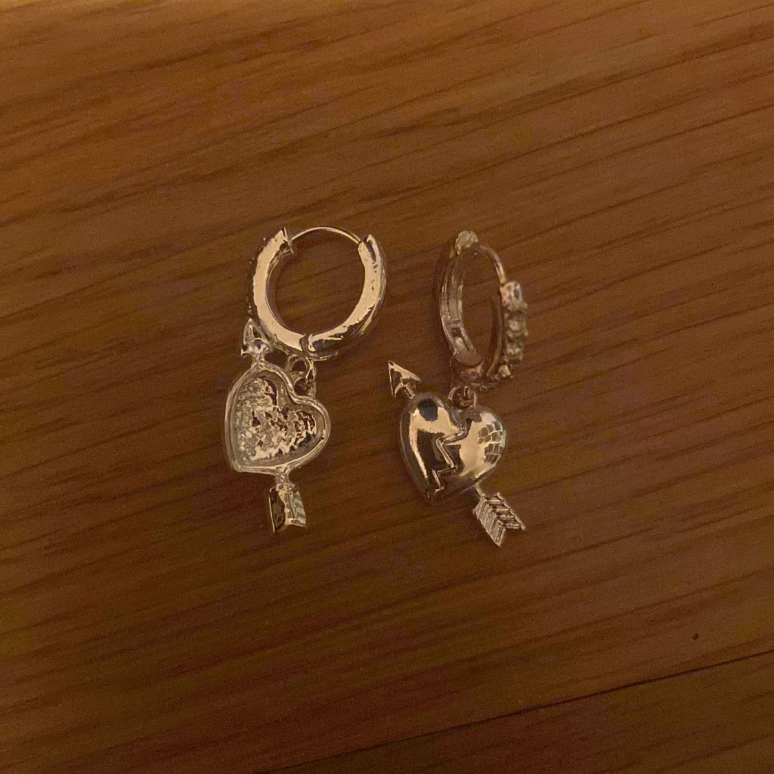 Silverörhängen med hjärta och pil