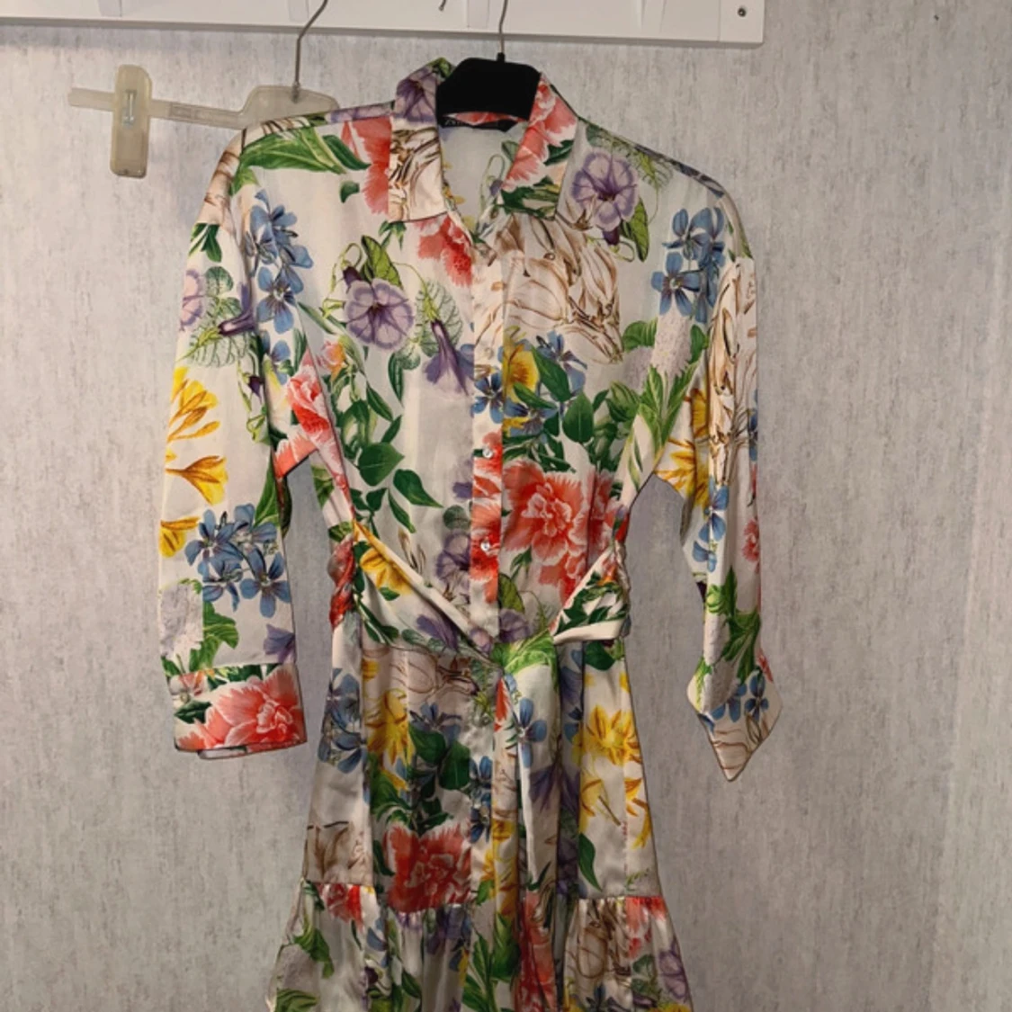 Blommig skjortklänning med bälte