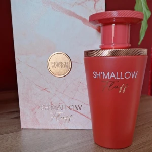 SH'MALLOW Fluff French Avenue 100 ml - En ljuvlig parfym med noter av jordgubb, kokos, citron, äpple, marshmallow, apelsinblom, jasmin, vanilj, pralin, mysk. Perfekt för dig som gillar söta och fruktiga dofter med en lekfull twist.