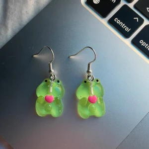 Örhängen groda  - Örhängen groda🐸du får med ploppar💕