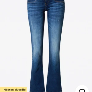 Blå lågmidjade bootcut jeans med slitningar - Lågmidjade mörkblå jeans med slitningar från Ltb. Väldigt bra skick. Säljer pga jag inte använder de längre. Köpta för runt 1000 kr