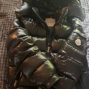 Moncler Maya  - Moncler Maya som helt ny! Storlek 1 som mot svarar typ s, bara skriva om fler bilder eller angående priset!❤️
