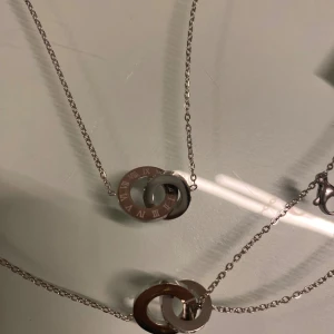 Smyckesset. Nytt - Halsband, armband och örhängen. I stål. Färgen ändras inte med tiden. Jätte fina och aldrig använda. 