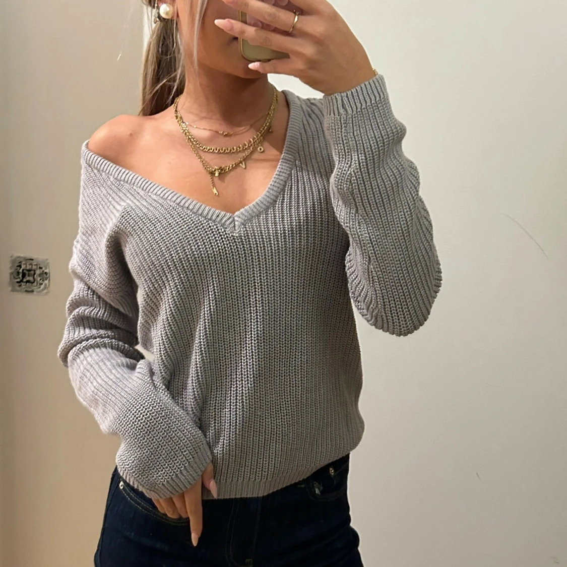 Grå stickad v-ringad tröja - 2