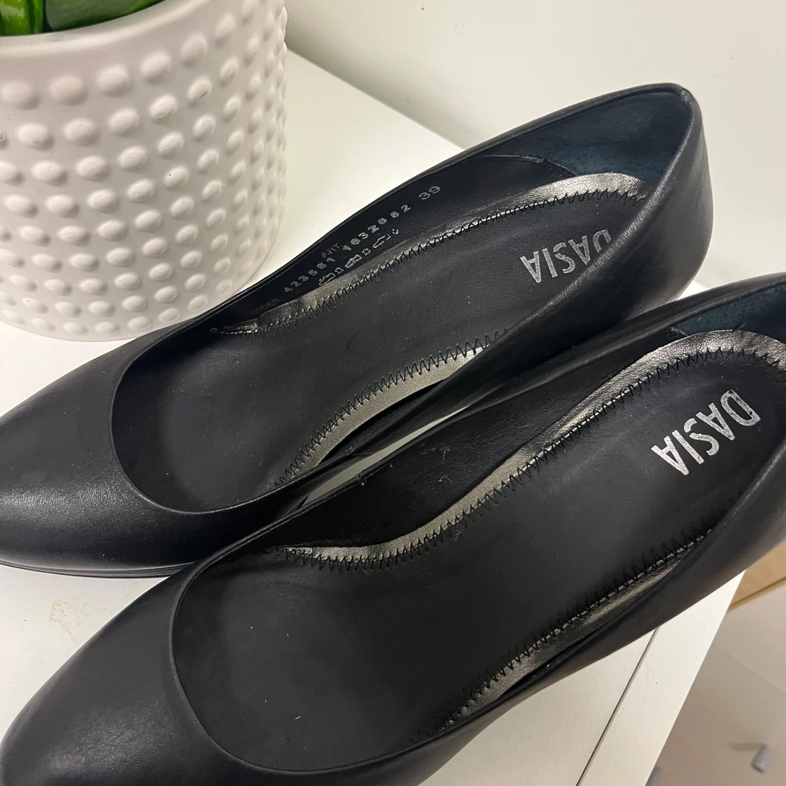 Svarta pumps från Dasia i skinn mer som 38 i storlek  - 2