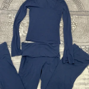 Marinblå set från gina tricot - Säljer mitt marinblåa yoga set från gina tricot, kommer inte till användning köpte den runt mars 2025  och sammanlagt köpte jag allt runt 500kr