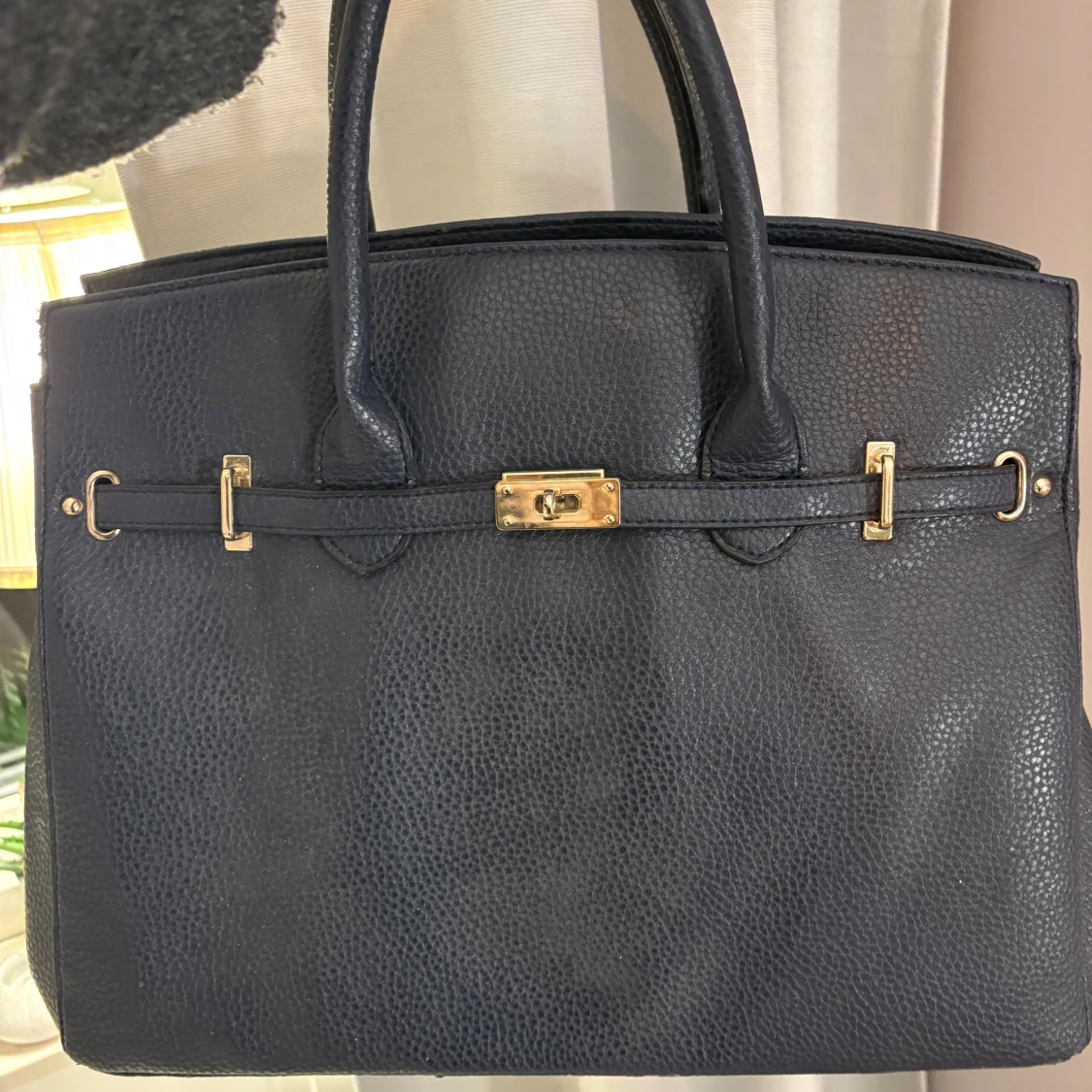 Mörkblå handväska med gulddetaljer