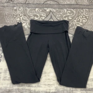 Svarta yoga pants från gina tricot - Säljer mina svarta yoga pants från ginatricot, köpte detta året 2025 april - mars, de är lite slitna på slutet av byxorna