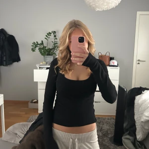 Svart ribbad långärmad topp - Svart långärmad topp med ribbat material och fyrkantig urringning. Toppen är från Nelly i storlek S men passar även M, den är endast använd en gång o i jättebra skick💕💕
