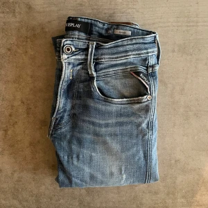 Replay Anbass ljusblå jeans herr - Säljer ett par Replay Anbass jeans i ljusblå tvätt med snygga slitningar. Jeansen har smal passform, W29 L30. Perfekt till sköna vinter outfits!!