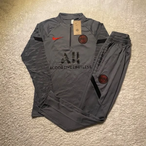 Psg tracksuit - Säljer en helt ny Psg fotbolls tracksuit i storlek M topp kvalitet och väldigt snygg. Kontakta gärna om du har några frågor 👍