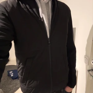 Svart cardiganjacka - Snygg cardiganjacka från Zara. Riktigt bra jacka som jag tyvärr vuxit ur. Pris kan diskuteras, hör av dig vid minsta fråga!