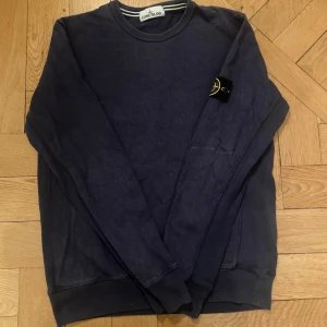 Stone Island tröja - Säljer denna skitsnygga stone island tröjan, perfekt till hösten och den passar med nästan allt. Använd men fortfarande i gott skick, endast en liten defekt längst ner på tröjan (se sista bilden) som inte märks. Det är bara att höra av sig om man har frågor🤗