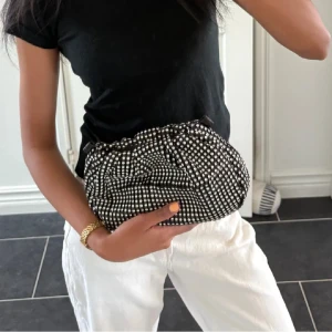 Glittrig svart kuvertväska från Gina Tricot - Supersnygg svart kuvertväska täckt med glittrande strass-stenar från Gina tricot. 