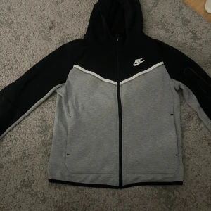 Nike grå och svart Nike tech - Nike tech grå och svart zip hoodie inget fel med den. Skriv om du vill vet något mer om den och priset kan diskuteras.